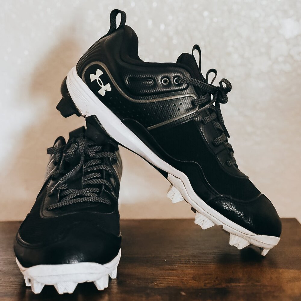 UNDER ARMOUR / GLYDE WOMENS SOCCER CLEATS / SIZE 8